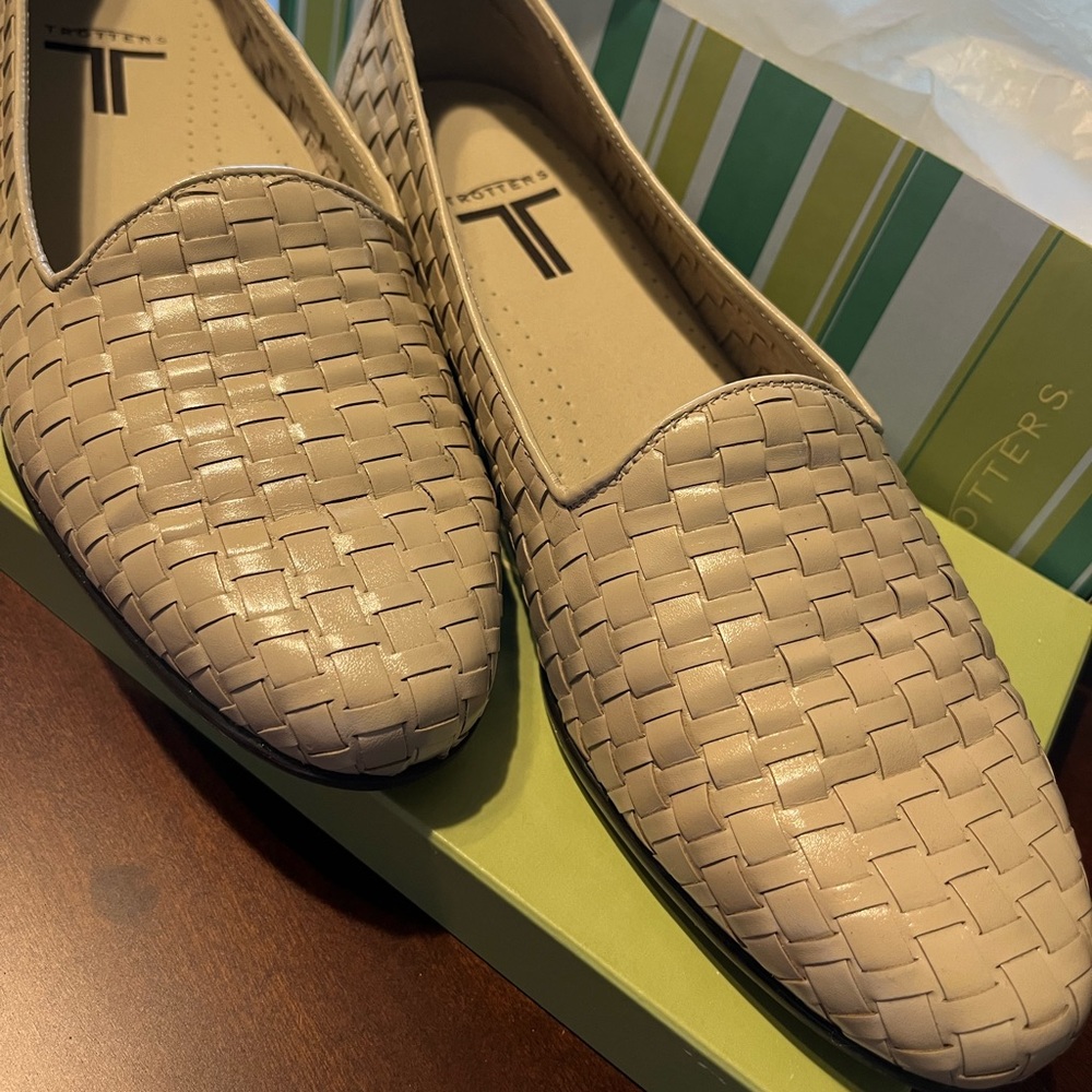 Trotters bone colored woven flat loafers, size 9